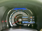 視認性の高いメーターで、運転に必要な情報をしっかり確認できます。デジタル表示を採用し、スタイリッシュな印象を与えてくれます。安全運転をサポートします。