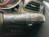 操作しやすい位置に配置されたウインカーレバーで、安全な車線変更をサポートします。直感的な操作で、スムーズな運転をサポートします。
