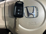 【キーレス】少し離れた場所からでもボタン一つでドアの開錠・施錠ができるのでとっても便利!ドアの鍵穴周りに傷をつけることもありません♪