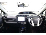 フードが低いセンターメーターで運転席からの視界は良く、助手席からもメータの情報を見ることが出来ます。操作ボタンやダイヤルが届きやすい位置に配置されていて利便性も良い使いやすい運転席廻りです。