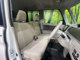 運転席まわりには十分なスペースがあり、大柄な方でもゆったり運転していただける環境です。