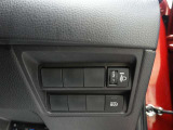 オートマチックハイビームとは、先行車や対向車のライトを認識し、ハイビームとロービームを自動で切り替える機能です。夜道の視界を確保します。詳細は販売店スタッフまでおたずねください。