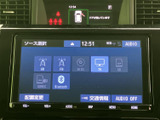 お気に入りの音楽やラジオをクリアな音質で楽しめます。CDやSDカード、Bluetoothなど、多様なメディアに対応し、ドライブを盛り上げます。