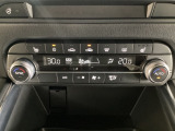 温度の設定のみで快適な風量やモードなどを自動調整してくれるフルオートエアコンを装備!運転席側、助手席側で左右独立して温度調節も可能です!