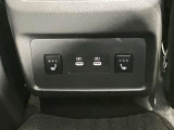 後席にもUSBソケットが付いているので、スマホの充電ができます★