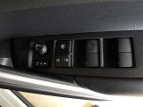 パワーウィンドウスイッチで運転席から全席の窓の開閉ができます。
