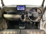 車内は光触媒抗菌消臭施工済です。インパネ周りはスタイリッシュなデザインで機能や装備も充実しています。グローブボックスやカップホルダーのほかにトレーなどたくさんの収納スペースが付いています。
