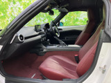シンプルで機能的な内装。運転に必要な情報を分かりやすく表示し、操作性にも優れています。快適な運転環境を提供します。