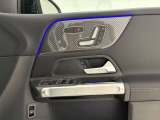 【メモリー付きパワーシート】3名までのシートポジションを記憶できるパワーシート!運転席のみ、ドアミラー・ステアリング位置も記憶可能です。高速道路などでの、運転交代時などに便利な機能です☆