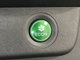 ECONモードをONにするとアクセルペダルの動きに対するエンジンの反応とエアコンの制御を切り換えることで、燃費のいい運転をするドライバーがペダルを踏んだ時と同じようにエンジンを制御します。