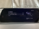カメラが車線を認識してはみ出しそうになるとステアリングアシストが介入するレーン・キープ・アシストシステムを装備しております。お好みで作動・非作動の設定も可能です。