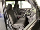 フロント広々、ベンチシートの運転席は、ハイトアジャスターが付いているので、快適にドライブができます。ハンドルはテレスコピック機能で、ハンドル位置を上・下・手前・奥に調節できます。