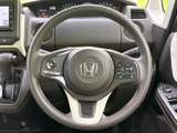 握りやすいステアリング形状で、運転操作をスムーズに。オーディオやハンズフリー通話のスイッチも配置され、快適なドライブをサポートします。