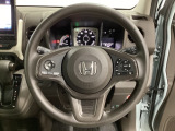 ハンドルにHondaセンシング系のクルーズコントロールやレーンキープアシストなどのスイッチと、オーディオの操作スイッチが装備されています。ハンドルから手を離さず安全に操作できます。