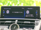 高精細なディスプレイで、ドライブ中のエンターテイメントをさらに楽しめます。Bluetooth接続で、お気に入りの音楽をワイヤレスでどうぞ。