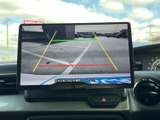 後方確認をサポートするモニター画面。駐車時や狭い道での運転も、より安全に行えます。