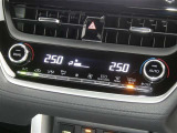 【オートエアコン】車内温度を感知して自動で温度調整をしてくれるのでいつでも快適な車内空間を創り上げます!どの席に座っても快適なドライブが楽しめます♪