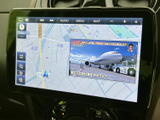 高精細な画面で、運転をサポート。多彩な機能で快適なドライブを演出します。地図表示とエンターテイメントを一台で。