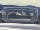 運転席前方のインパネ上部にはデジタルスピードメーターやシフトレバー位置など計器類の一部を表示して目線移動少なく確認することができるヘッドアップディスプレイを装備!