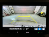 リバースギアに入れるだけで後方の表示へ切り替わります。夜間や雨の日の駐車も楽になりますよ。