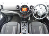 運転のしやすさを追求した、水平基調のダッシュボードデザイン。物理スイッチを最小限に抑えつつも、必要な操作は手元で行えるよう工夫されています。ドライバーが運転に集中できる、心地よいコックピットです。