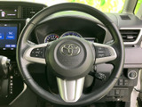 握りやすいステアリングは、長距離運転でも疲れにくい設計。オーディオやハンズフリー通話など、便利な機能も操作可能です。
