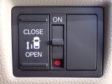 運転席からもスライドドアを楽々操作でスピーディーに!またスマートキーでも開閉できるので便利です。