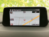 目的地までスムーズに導いてくれるナビゲーションシステムを搭載。長距離ドライブも安心です。鮮明な画面表示で、運転に集中できます。