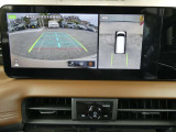 ギアを『R』に入れるとナビ画面に、まるで雲の上から覗いているような映像が映り、駐車をサポートしてくれます。