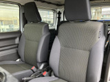 運転席周りはシンプルで使いやすく、操作性に優れています。必要な情報が視認しやすく、安全運転をサポートします。