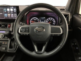 駐車時にカメラで駐車枠の白線を検知し、音声とモニターガイドに加えてハンドル操作をアシストします!縦列駐車にも対応♪