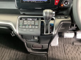 足元スッキリ、インパネシフトです。パーキングブレーキはフットブレーキタイプなので、運転席と助手席の間がスッキリしています。