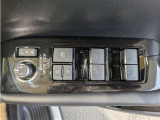 パワーウィンドウのスイッチですよ。 運転席に居ながら窓を開け閉めのコントロールできますよ。 ロック機能で、子供がイタズラして窓を開けるという事も無くなりますよ。