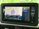 停車中にTVや動画を楽しめる画面です。休憩時間にエンターテイメントを満喫。長距離ドライブも快適に過ごせます。※安全運転を心がけましょう。