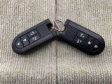 手荷物が多いときでも、スマートキーをバッグやポケットに携帯していれば、キーを取り出すことなくドアの解錠・施錠ができます