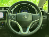 握りやすく、操作性の良いステアリング。運転の楽しさを高めてくれます。快適なドライビングポジションを実現します。