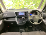 運転席からの視界は良好。操作しやすい配置で、運転に集中できます。シートの座り心地も良く、長距離運転も快適にお過ごしいただけます。