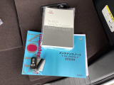 メンテナンスノート【整備記録簿】、取説も揃っています。スマートキーはバッグなどにしまったままボタン操作でエンジンの始動・停止ができて大変便利です。