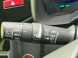 雨天時の視界を確保し、安全な運転をサポート。操作も簡単で、スムーズに切り替えられます。