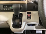 シンプルでとても使いやすいインパネシフトに、パーキングブレーキは電子制御パーキングブレーキです。