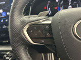 運転中、オーディオの操作をしてて、ハッとしたことはありませんか?ステアリングスイッチは、運転中でもハンドルでオーディオの操作が可能です。安全なドライブをサポートします。