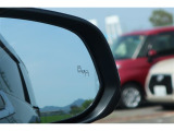 隣車線を走る車両をレーダーで検知し、ドアミラーでは確認しにくい後側方エリアに存在する車両に加え、急接近してくる車両も検知します。車両を検知するとドアミラーに搭載されたLEDインジケーターが点灯します。
