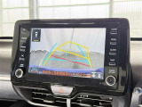 【バックガイドモニター】車両後方の映像をナビ画面に表示し、駐車などの後退操作をサポートします。