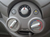 【マニュアルエアコン】ダイヤルを回して簡単に温度調整ができます。車内も快適ですね!