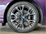 【BMWアロイホイル】軽量かつ強度に拘ったアロイホイル。走行性能ポテンシャルを引き出す設計。車の足元を引き締めてくれる大きなポイントはアロイホイルです。