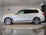 【XDrive】強大なパワーをXdriveシステムが瞬時に理想的な可変配分を行い、かつてない安心・快適・スポーティな走りを約束します。走行状況に応じてトルク配分を最適化してくれる優れものです!