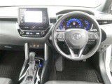 運転席からの視界はこんな感じです☆お気軽にご来店いただき、実際に座って是非お確かめください。ドライバーに寄り添う快適な操作フィールをもたらすステアリングです。
