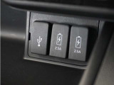 ◆USB接続端子◆スマホやiPodなどを接続して、いつもの音楽を車内でもお楽しみいただけます♪