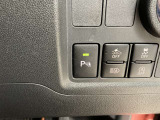 車庫入れなどの運転時、静止物の接近を表示とブザーでお知らせします。