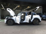 最大80台以上を展示するショールームには、厳しい品質基準をクリアしたBMW・MINI認定中古車を豊富に取り揃えております。